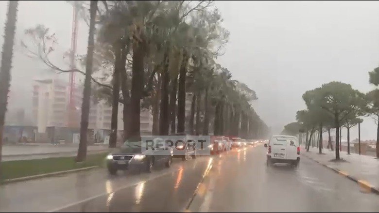 Reshjet e shiut shkaktojnë përmbytje në Vlorë, bllokohen disa akse rrugore