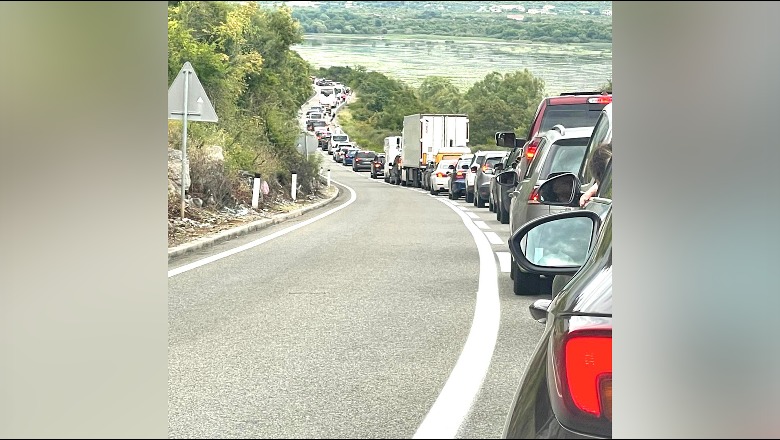 Trafik kilometrik në pikën kufitare të Hanit të Hotit, qindra automjete presin në radhë për t'u futur në Shqipëri
