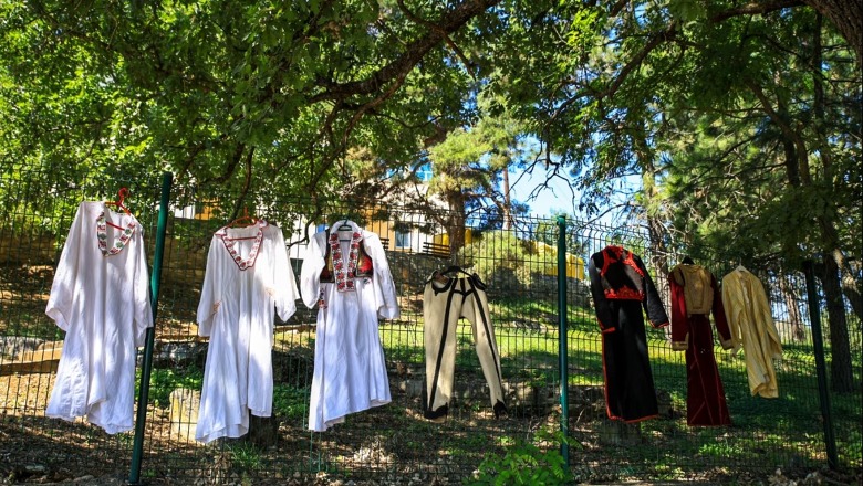 Pasion i veçantë, nënë e bijë koleksionojnë mbi 1 mijë veshjeve kombëtare nga rajoni i Hasit të Prizrenit: Njerëzit na thonë që po i ndrisim fytyrën