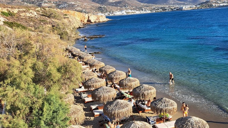 Sezoni turistik në Greqi me bregdetin e ‘zaptuar’! Aktivistët ngrihen kundër privatizuesve që kanë zënë plazhet publike