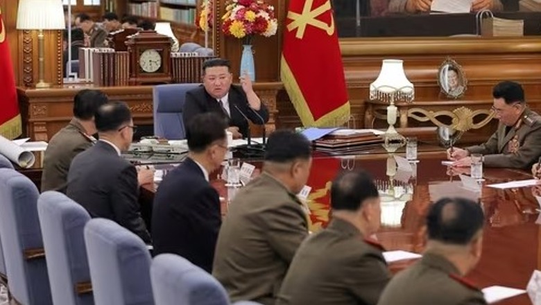 Kim Jong Un shkarkon shefin e ushtrisë, bën thirrje për përgatitje lufte