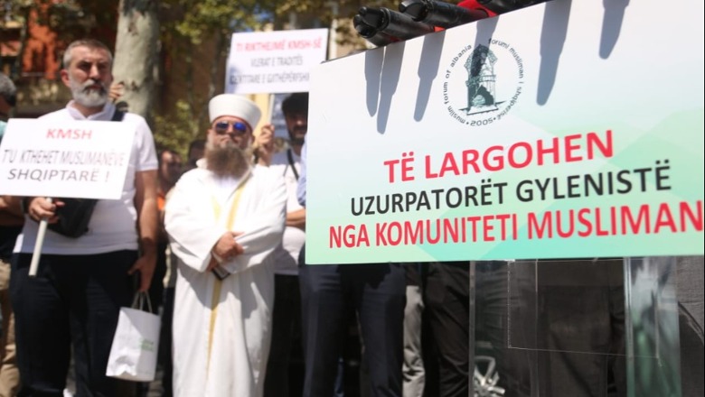 Një grup myslimanësh protestë para KMSH: Të largohen forcat gyleniste