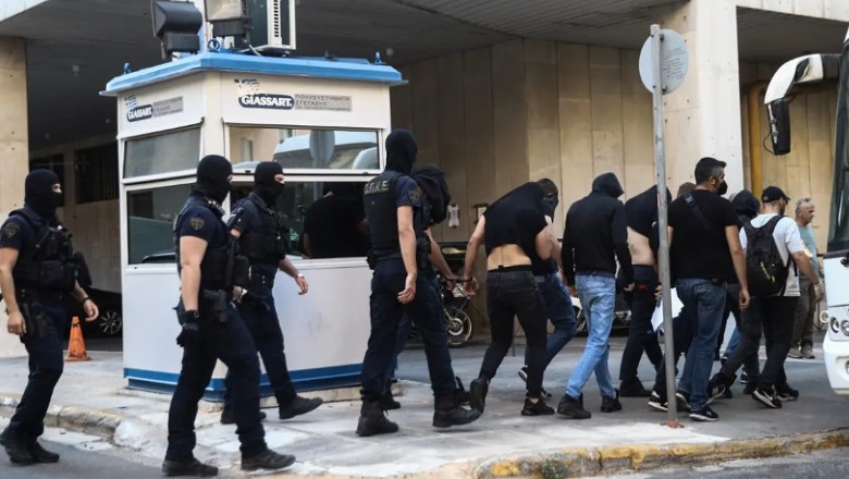 Vrasja e tifozit pas trazirave në Greqi, 12 persona në paraburgim! Mes tyre edhe një shqiptar: Isha kalimtar, thikën e kisha me vete se jam elektricist