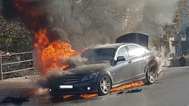 Gjirokastër/ 'Benzi' merr flakë në lëvizje si pasojë e një shkëndije elektrike, shpëton shoferi
