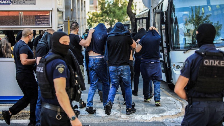 Huliganët e Dinamos dalin para gjykatës në Athinë, mes tyre edhe një shqiptar! Tifozët e AEK-ut i presin me protesta për vrasjen e 29-vjeçarit