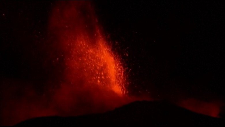 Spektakël në qiellin e natës, shatërvanë lave nga vullkani Etna! Mbyllet aeroporti i Katanias