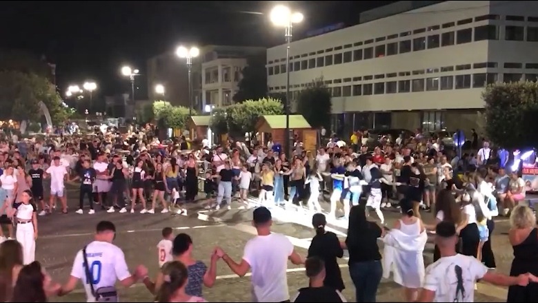 ‘Dita e shtegtarëve’, lezhjanët festojnë me emigrantët, luajnë futboll dhe zhvilluan koncert! Futbollisti: Kjo është një gjë e mirë që na bashkon