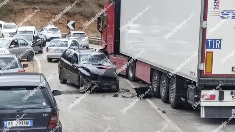 U përplas me kamionçinën në aksin Peqin-Elbasan, vihet në pranga shoferi 26-vjeçar
