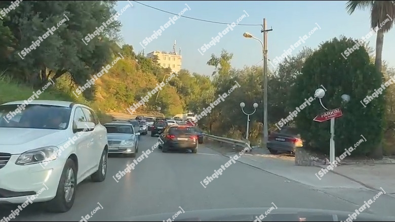 VIDEOLAJM/ Trafik i rënduar në aksin Orikum-Vlorë, radhë kilometrike! Bllokohet qarkullimi rrugor në një kah