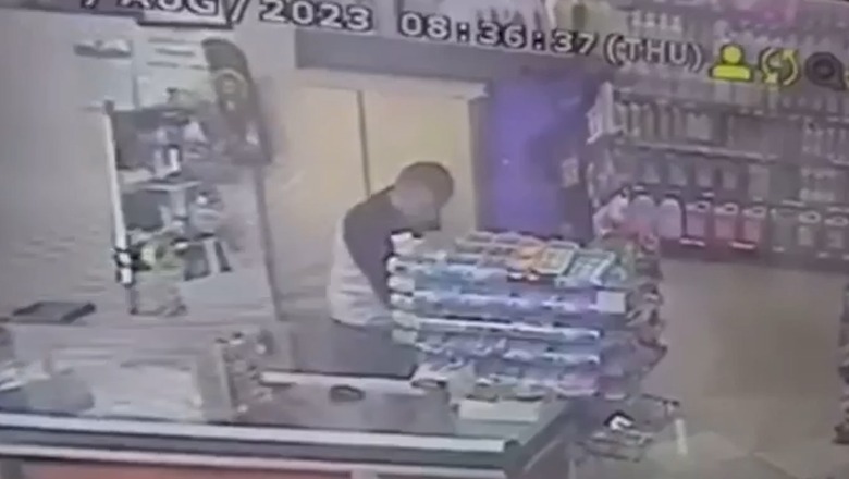 VIDEO/ I riu kërcenon me thikë shitësen në një market në Korçë dhe vjedh një shumë parash