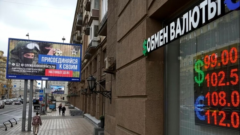 Rënia e rublës nxit përplasje të politikave në Rusi