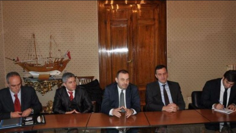 Biznesmeni Rrapaj regjistroi biznesin në Prishtinë një muaj pasi udhëtoi në avion me ish-ministrin Beqaj dhe zv.ministrin Rjepaj