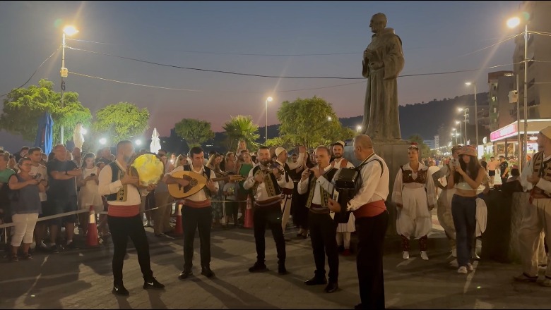 Ansambli i këngëve dhe valleve zbret në Shëngjin, koncerti festiv folklorik ndiqet nga qindra pushues
