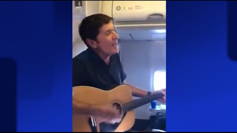 Gianni Morandi, improvizon një show në avion, si në 2019-ën! Pasagjerët këndojnë me artistin 78-vjeçar, video bëhet virale