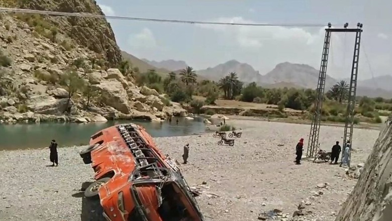 Aksident tragjik në Pakistan, autobusi përplaset me kamionin! 18 të vdekur dhe 17 të plagosur