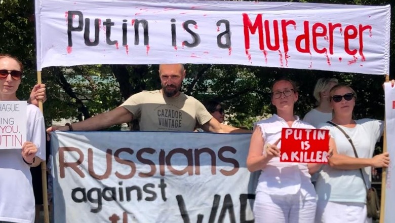 ‘Putin është vrasës’! Protestë në Podgoricë kundër presidentit rus, dhjetëra persona mblidhen në shesh