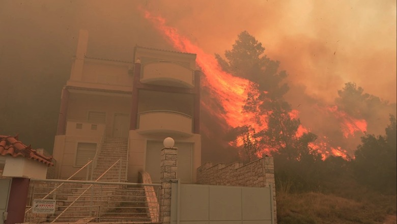 Zjarr në periferi të Athinës, digjen shtëpitë, evakuohen banorët