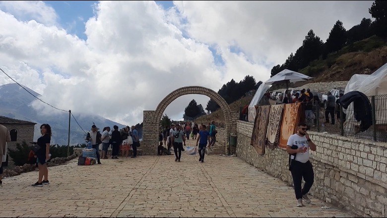 Festa e ‘Abaz Aliut’, mijëra pelegrinë ngjiten në malin e Tomorit! Besimtarët: Na ecën mbarë
