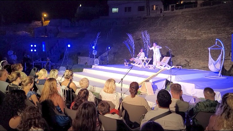 Komedia “Vanja & Sonja & Masha” dhuron emocione në amfiteatrin antik të Durrësit, Liçaj: Shfaqje moderne, e bën publikun të reflektojë