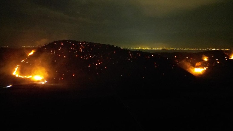 Del jashtë kontrollit zjarri në kodrat te Kepi i Stillos deri në Katajeto në Konispol, digjen dhjetra ha pyje! 2 zjarrfikëse punojnë për shuarjen e flakëve
