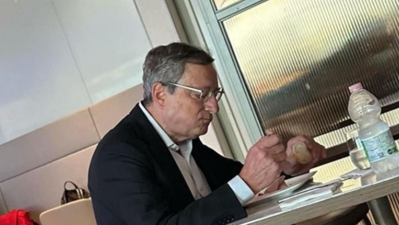 Ish-kryeministri italian në aeroport me ujë e bukë në dorë: Një kontrast i thellë me politikanët shqiptarë