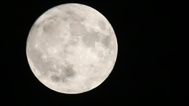 VIDEOLAJM/ Sonte sytë nga qielli, Hëna dhuron një pamje spektakolare edhe në Tiranë