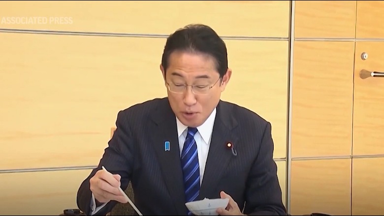 Pasiguria mbi centralin bërthamor që po derdh ujërat në det! Kryeministri japonez ha të gjallë peshkun e Fukushimas: Shumë i mirë (VIDEO)