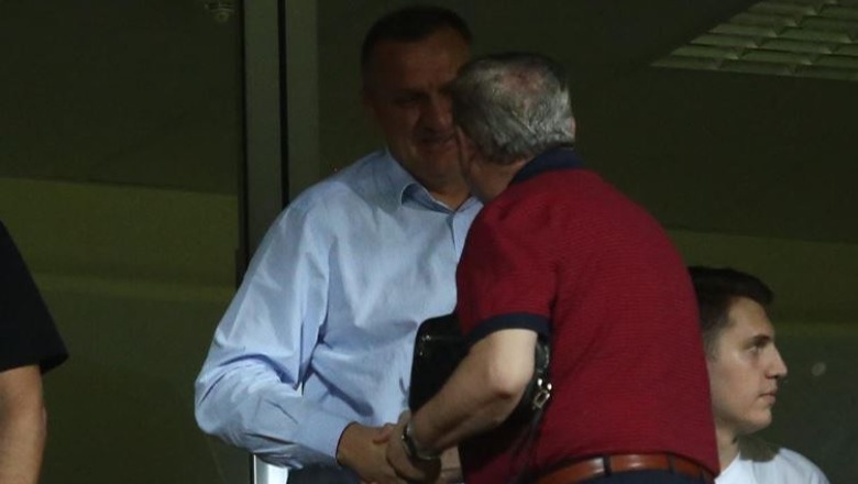 FOTO/ Ilir Beqaj e Blendi Klosi ndjek Partizanin në stadium, takohen me Myslym Murrizin