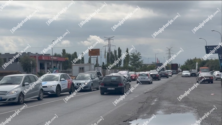 VIDEO/Fundjava me trafik, pushuesit drejt bregdetit të Lezhës! Shqiptaret e Kosovës besnikët e plazhit edhe në shtator