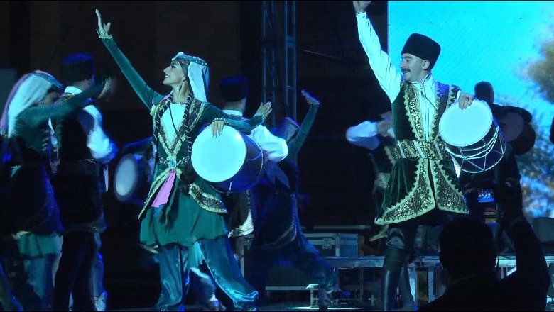 Muzikë tradicionale, spektakli azerbajxhanas në Tiranë! ‘Show’ i artistit Natig Shirinov që krijoi 12 tipe daullesh, ‘tur’ virtual nga toka e zjarrit