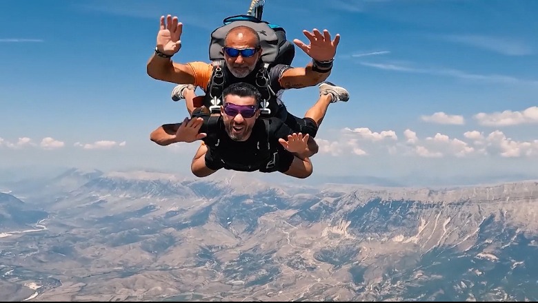 Parashutistët italianë spektakël në aerodromin e Gjirokastrës: Shqipëria gati për të zhvilluar sportin e parashutizmit