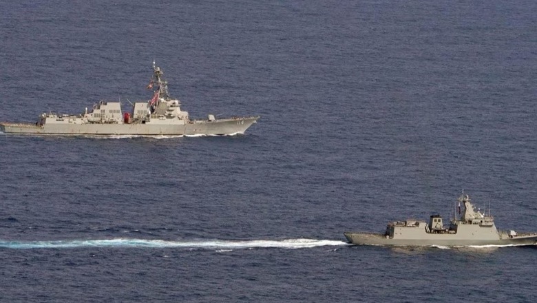 Anijet amerikane dhe ato filipinase lundrojnë së bashku në Detin e Kinës Jugore