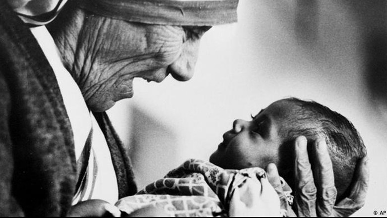 7 vite nga shenjtërimi i Nënë Terezës, shqiptares së jashtëzakonshme që jetën ia përkushtoi të varfërve në gjithë botën  