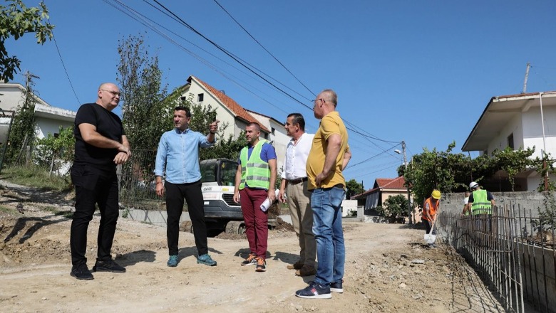 Shtrohet rruga ‘Grigor Cilka’ në Tiranë, Veliaj: Investimet sjellin rritje të vlerës së pronës