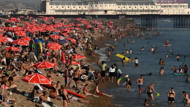 Vala e të nxehtit në Angli, temperaturat shkojnë deri 32 gradë, britanikët mbushin plazhet