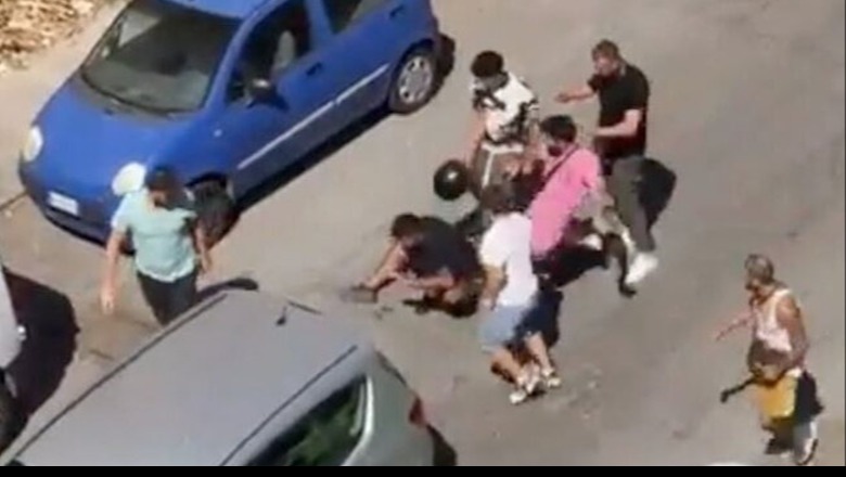 Itali/ Tentoi të vidhte një të moshuar, kalimtarët linçojnë të riun, e godasin me grushte e shkelma (VIDEO)