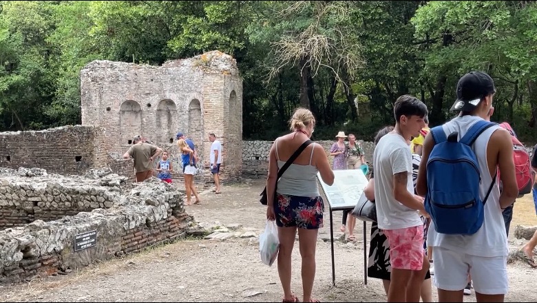 Me mijëra të huaj vizitojnë qytetin antik të Butrintit! Turistët e mahnitur: Vendi më i bukur në Shqipëri