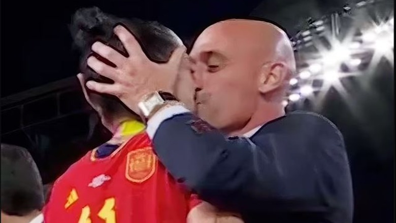 Puthi në buzë futbollisten në Kupën e Botës, Luis Rubiales jep dorëheqjen si president i Federatës Spanjolle