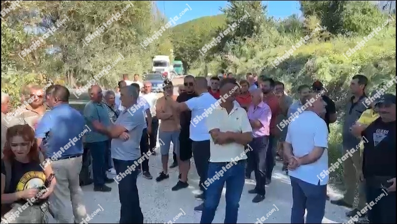 Tiranë/ Kërkojnë asfaltimin e rrugës, banorët e fshatrave në Zall-Herr sërish në protestë! Fëmijët bojkotojnë mësimin