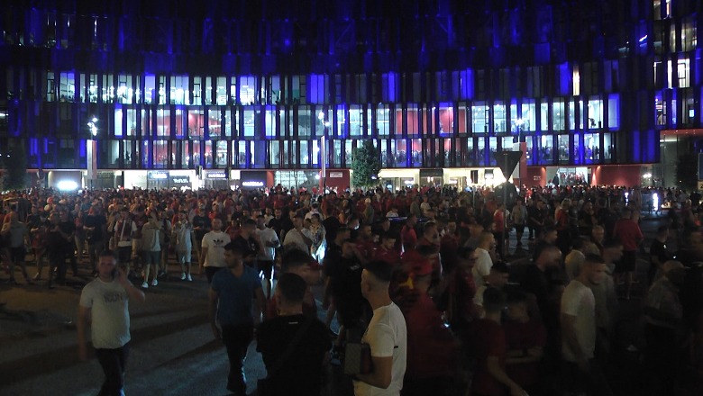 VIDEO/ Tirana pa gjumë, tifozët 'skuqin' kryeqytetin: Kombëtarja ndienjë shpirti, pas Europianit shkojmë në Botëror