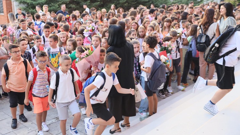 Nis viti i ri shkollor, rreth 29 mijë nxënës ulen në bankat e shkollës për herë të parë! Në Tiranë sërish mësim me turne