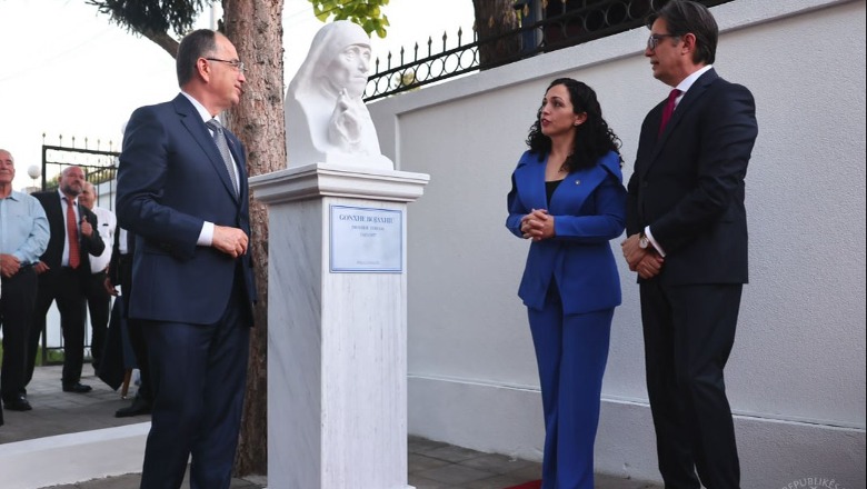 Inaugurohet busti i Nënë Terezës në Ambasadën e Kosovës në Shkup! Të pranishëm Begaj e Osmani  