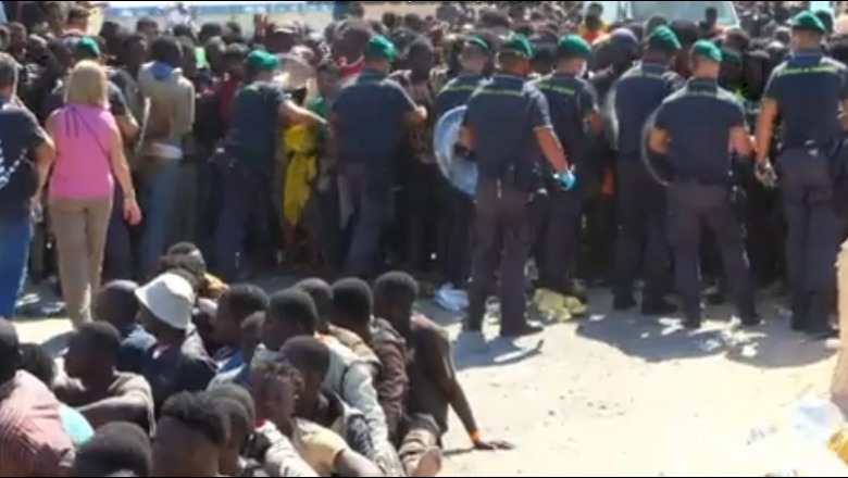 VIDEO/ Itali, momente tensioni në kampin e Lampedusës! Mbi 7 mijë vetë në 'kafaz'! Emigrantë tentojnë të çajnë kordonin e policisë duan të largohen