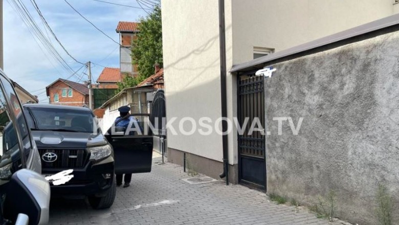 FOTO/ EULEX bastis shtëpinë e ish-ushtarit të UÇK-së në Prishtinë