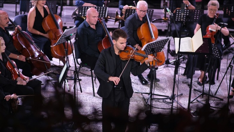Violinisti Daniel Vlashi çel sezonin koncertor të Orkestrës Simfonike me Mozart