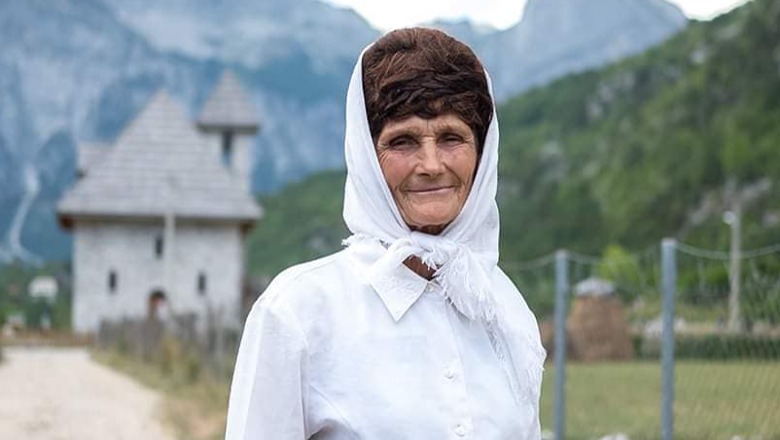  Fotografitë e shkodranes Elisa, lektores që kthehet nga Gjermania për njerëzit e thjeshtë të fshatrave të Shqipërisë!