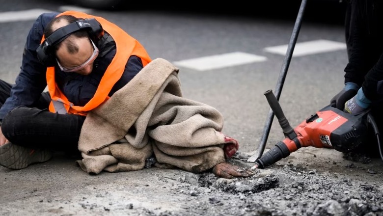 Aktivistët për klimën ngjiten për asfalti në Berlin