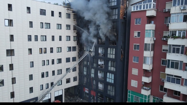 Zjarri në pallatin 10 katësh në Tiranë referohet ngjarje aksidentale! Policia akoma s’ka ekspertizën për llojin e materialeve të fasadës që u dogj