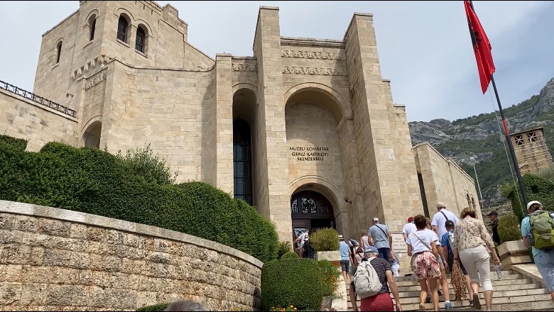 Kalaja e Krujës ‘pushtohet’ nga turistët! Muzeu pret mbi 1 mijë vizitorë në ditë, për 9 muaj mbi 75 mijë turistë