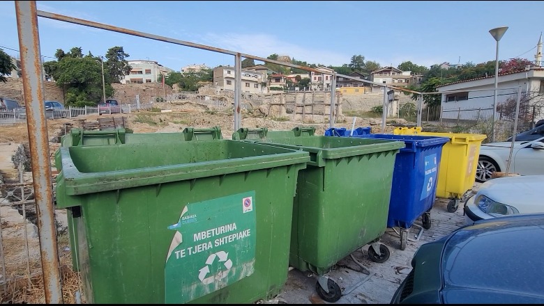 Dështon projekti për mbetjet e riciklueshme në Durrës! Bashkia blen 700 kazanë të rinj, por s’ka pikë grumbullimi! Qytetarët pa informacion për ndarjen e plehrave në burim